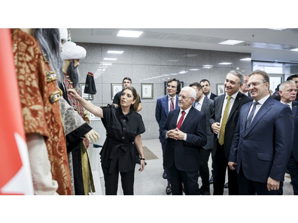 İstanbul Adliyesi'nde Geçmişten Bugüne Yargı Çalışanlarının Giysileri Sergilendi